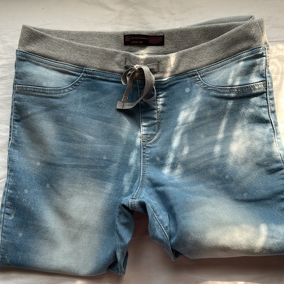 No Boundaries stretchy jean capris - Picture 4 of 10